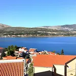 Apartments With Parking Space Mastrinka, Ciovo - 9428 * Trogir
